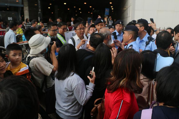 天津通报“两名警务人员路口发生冲突”：对涉事的两名辅警解除劳动关系